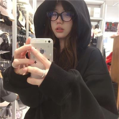 穿黑衣的女孩